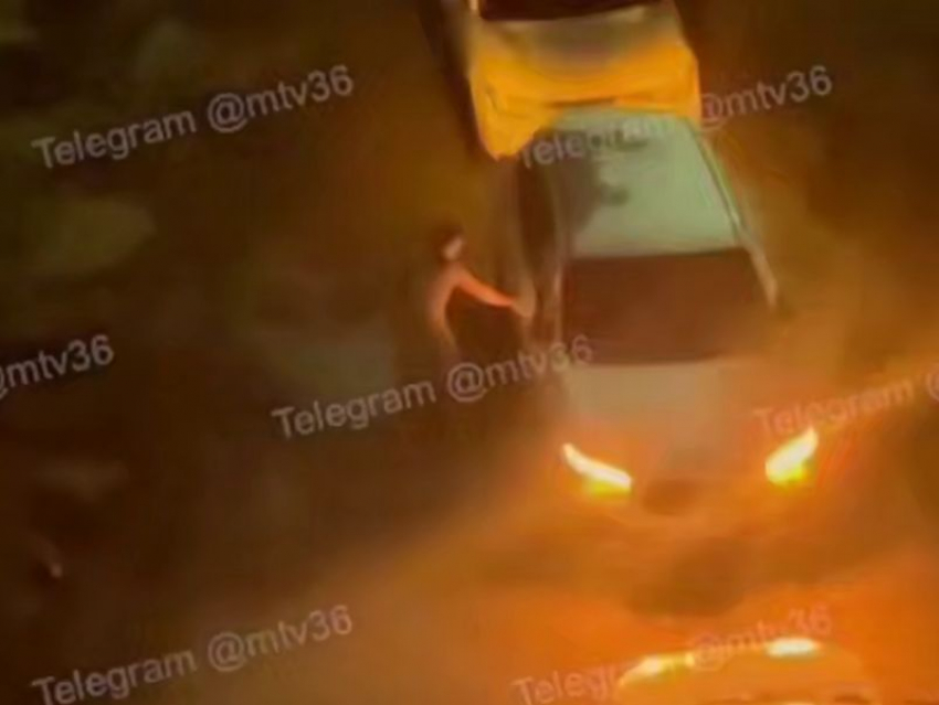 Неадекватный мужчина разгромил на видео автомобили в воронежском дворе