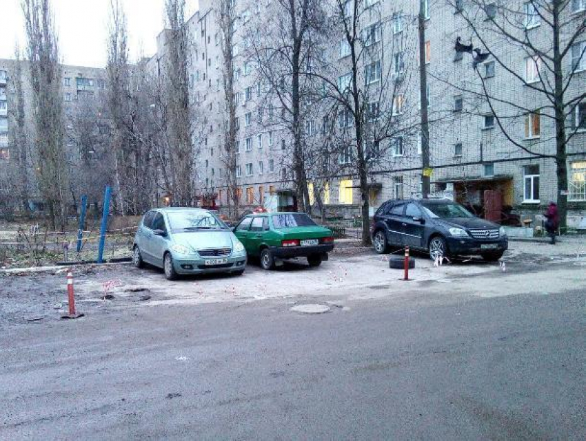 Воронежцев возмутил захват парковки «шалунишками» во дворе дома