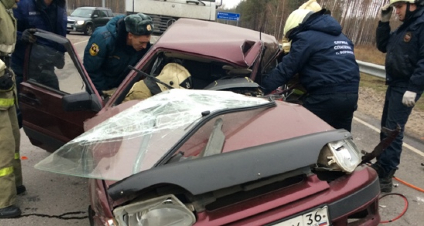 В Воронеже «ВАЗ» влетел в фуру: водитель и пассажир ранены 