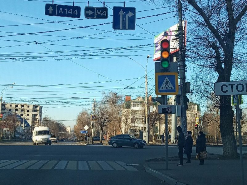 Водители показали взаимоисключающий светофор на воронежском перекрестке