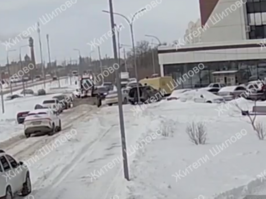 Полной неожиданностью обернулось «противостояние» трактора и иномарки в Воронеже 