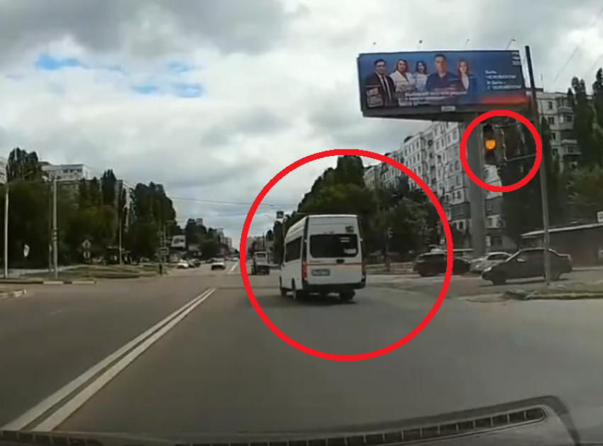 Форсаж маршрутчика разделил воронежцев на два лагеря