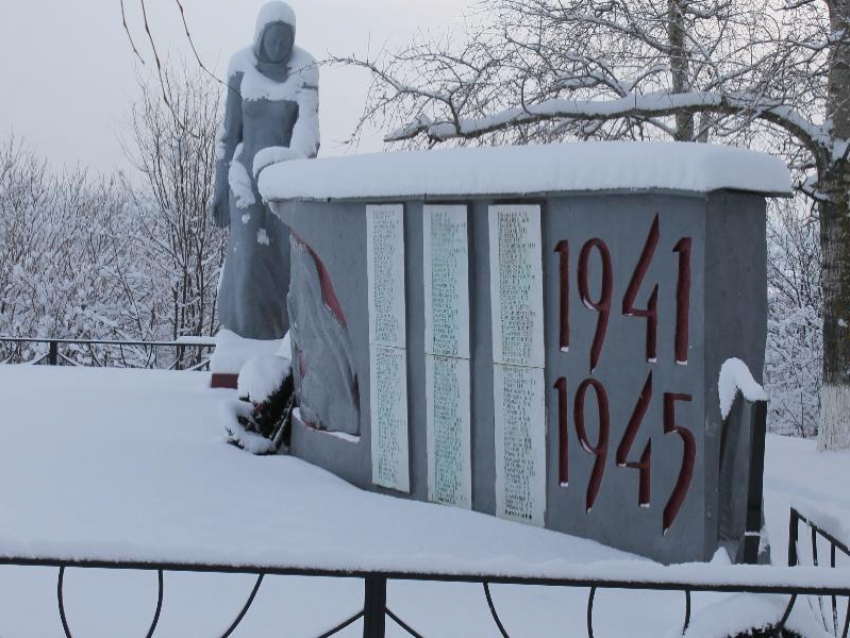 Падающий на братскую могилу памятник просят отремонтировать воронежские общественники