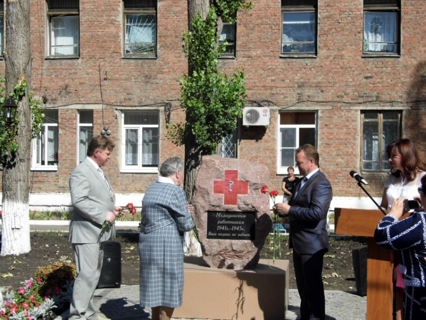 Памятник медикам-ветеранам открыли в Борисоглебске