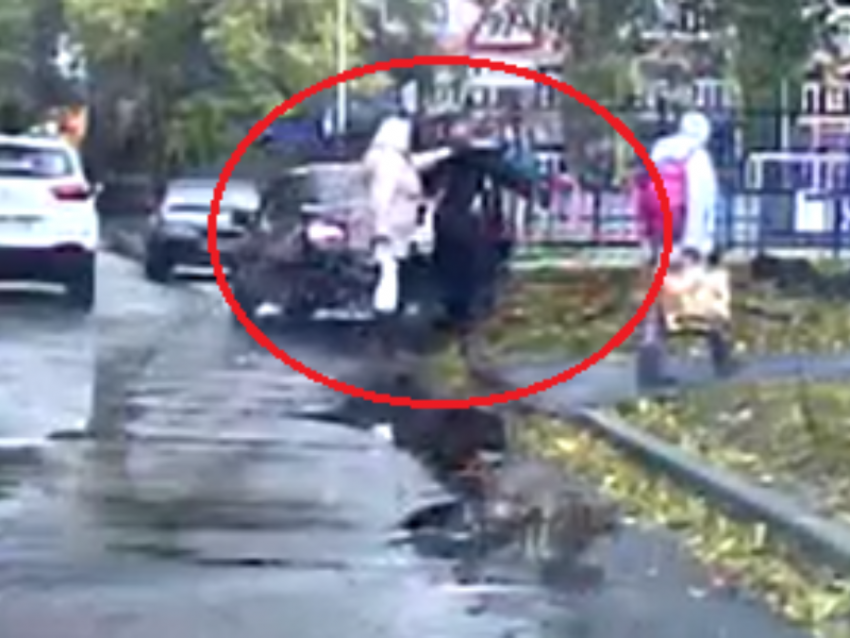 Пешеход закидал камнями узбекскую иномарку за нарушение и попал на видео в Воронеже