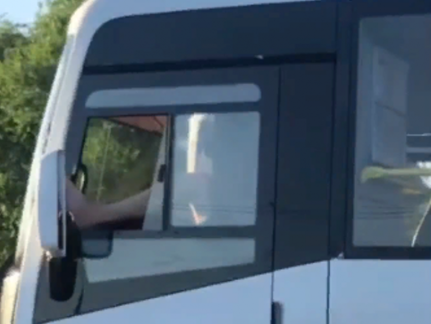 Маршрутчик-барин, освежающий ногу, попал на видео в Воронеже