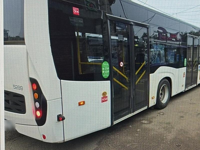 Появилось фото с места, где автобус №49 сбил женщину у остановки в Воронеже
