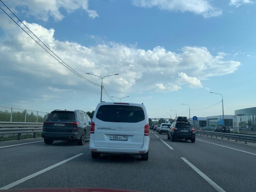 Двухкилометровая пробка стопорит воронежцам въезд в город 