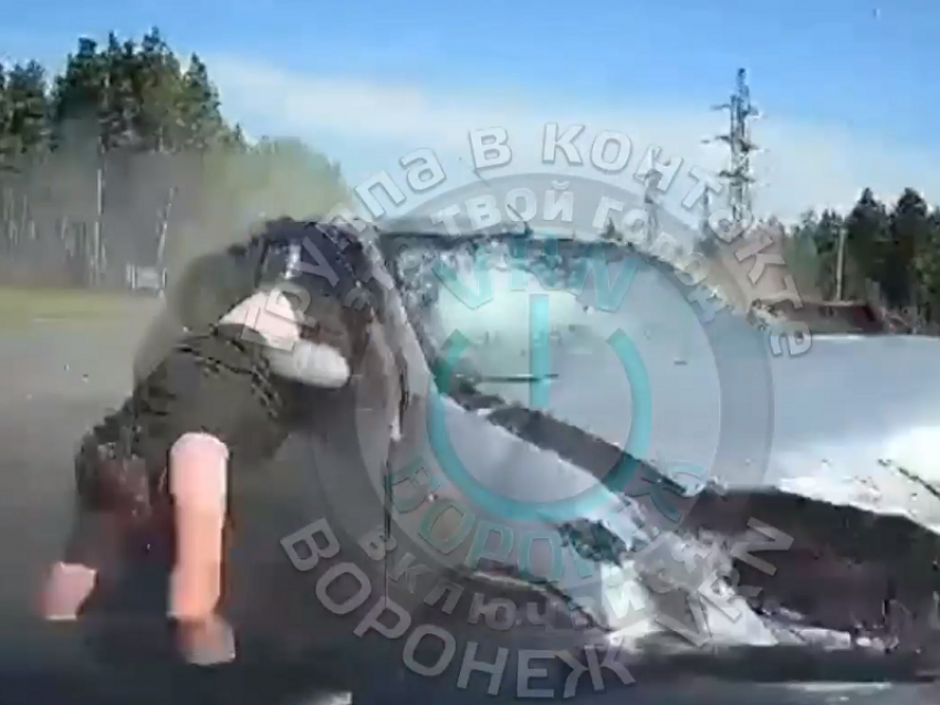 Вышвырнуло под удар: зачем нужен ремень безопасности, наглядно показало видео ДТП в Воронеже 