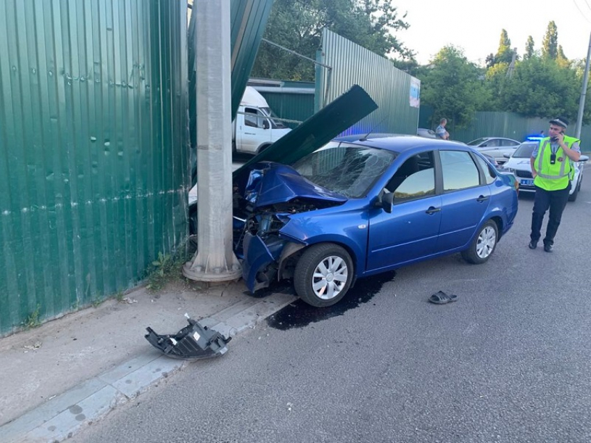 Пожилой водитель Granta врезался в фонарь и погиб в Воронеже