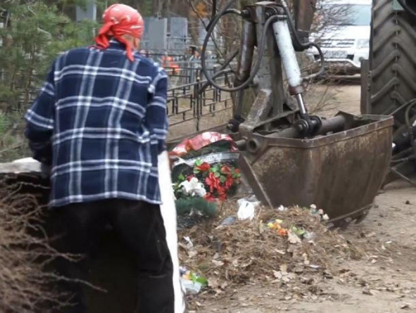 Грандиозную уборку воронежских кладбищ после Пасхи сняли на видео