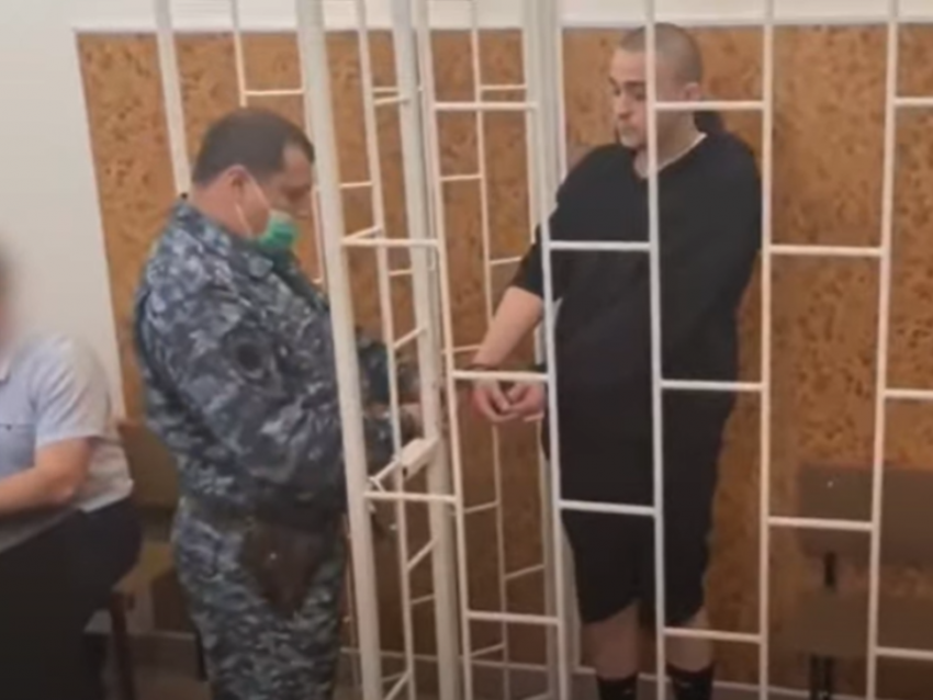 20-летнего воронежца осудят за полуголое надругательство над военным мемориалом в Новороссийске