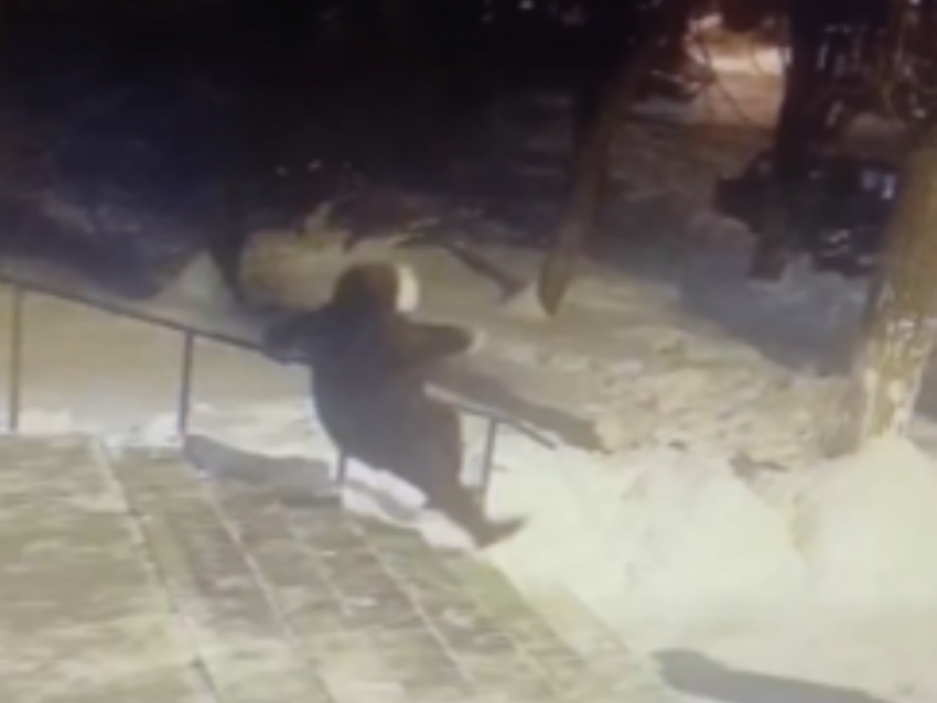 Жесткие падения у подъезда показали на видео в Воронеже 