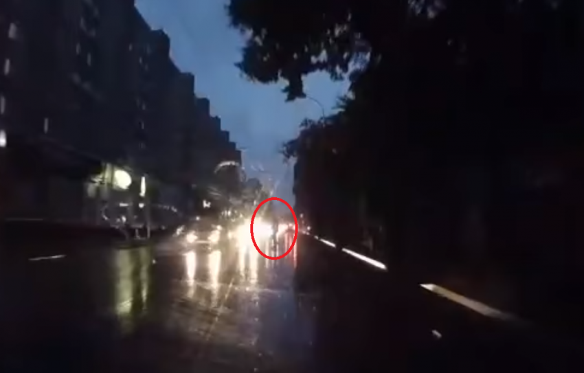Наезд иномарки в дождливый вечер на пешехода-призрака попал на видео в Воронеже