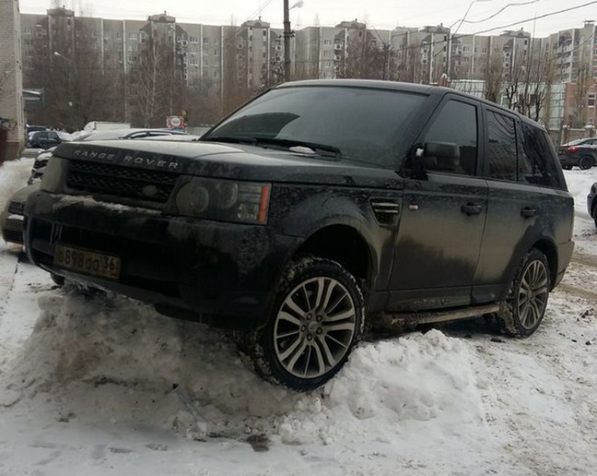 Воронежец запечатлел основательно повисший на сугробе элитный внедорожник