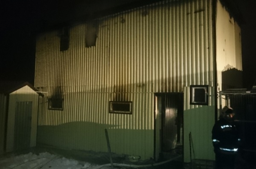 В Воронеже выгорела двухэтажная надворная постройка