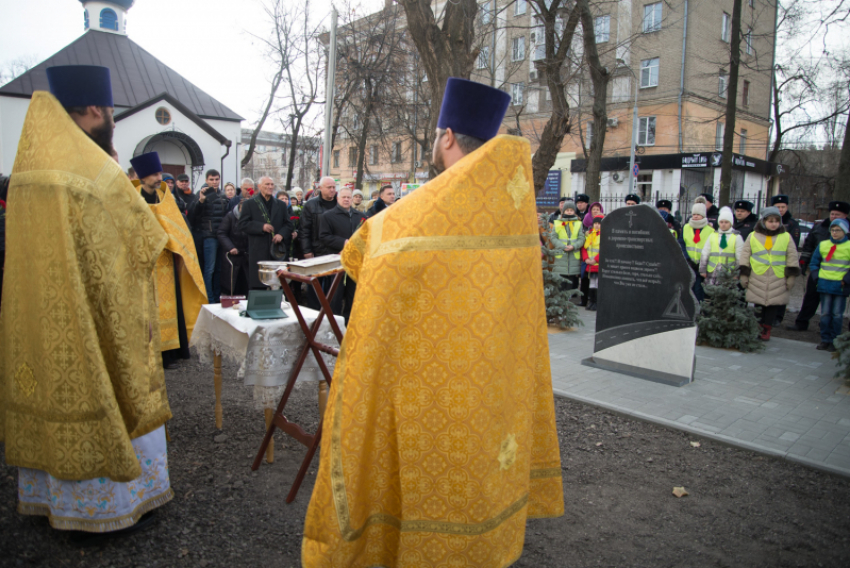 В центре Воронежа открыли памятник погибшим в ДТП 