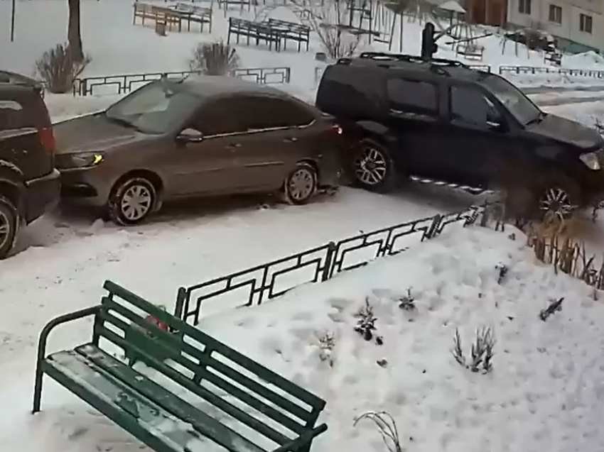 Джип с «блатными» номерами протаранил автомобиль и снес забор в воронежском дворе