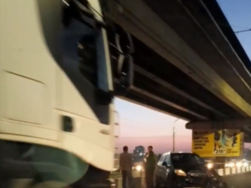 Опубликовано видео с причиной внезапной пробки на Остужева в Воронеже 