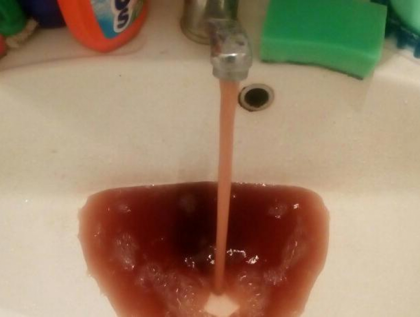 Житель Воронежа пожаловался на «виски с колой» из водопроводного крана
