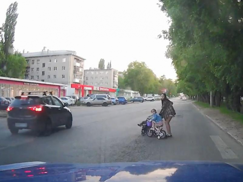 Дерзкий автомобилист едва не сбил женщину с двумя детьми на «зебре» в Воронеже