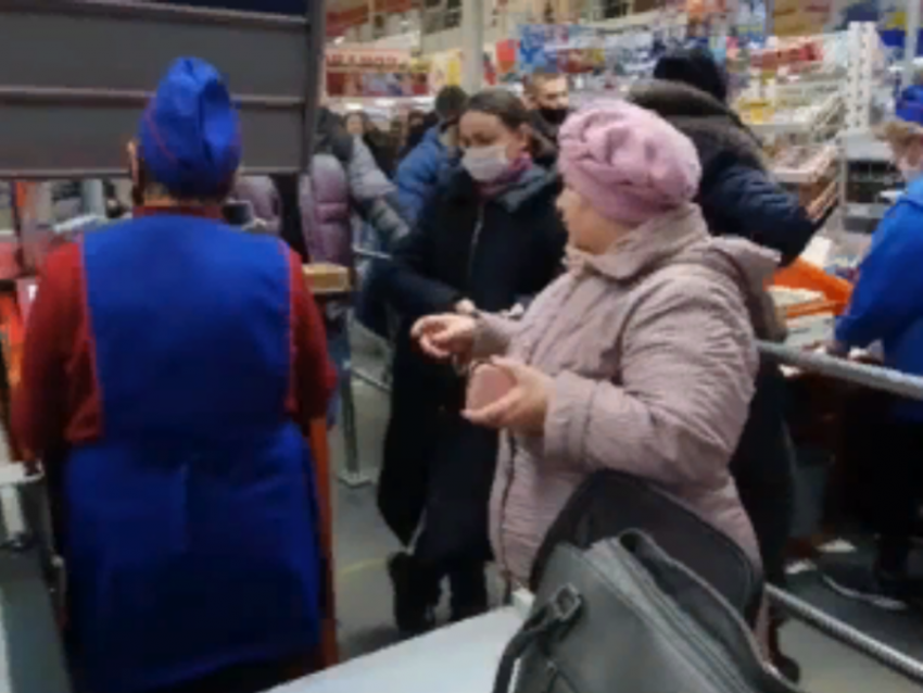 Скандал в новогодней очереди в воронежском супермаркете попал на видео