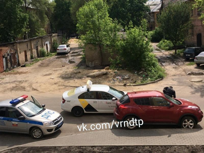 В нелепую ситуацию попал водитель «Яндекс.Такси» в воронежском дворе