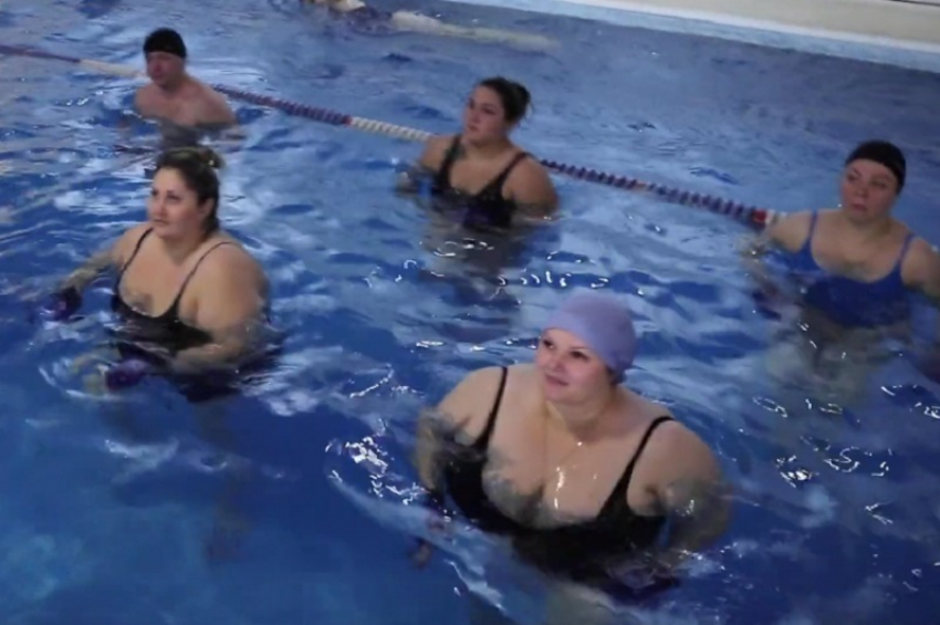 Толстяки в купальниках захватили бассейн в проекте «Сбросить лишнее» 