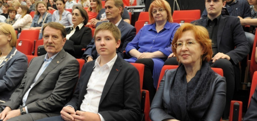 Воронежский губернатор познакомил внука с антивоенными традициями