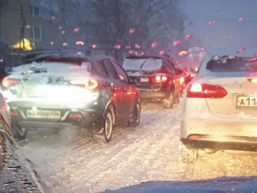 10-балльные пробки парализовали погрязший в снегу Воронеж