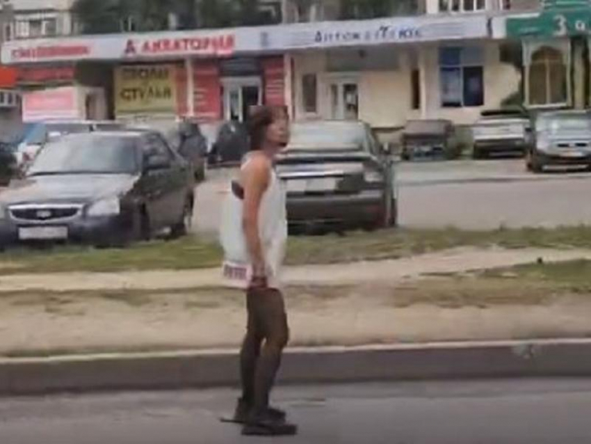 Похожа на зомби: женщину в странной позе заметили посреди дороги в Воронеже 