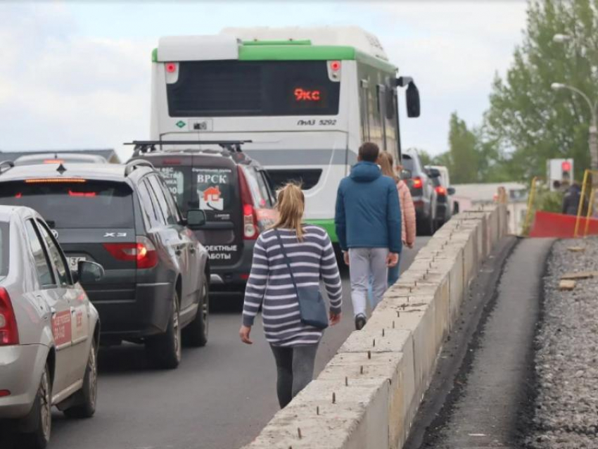 Воронежцы наплевали на запрет мэрии на частично открытом виадуке 