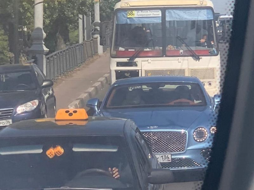 Пробка уравняла Bentley и пассажиров «Пазика» в Воронеже