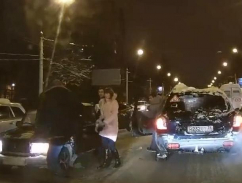 В Воронеже агрессивные «тёрки» трёх водителей сняли на видео 