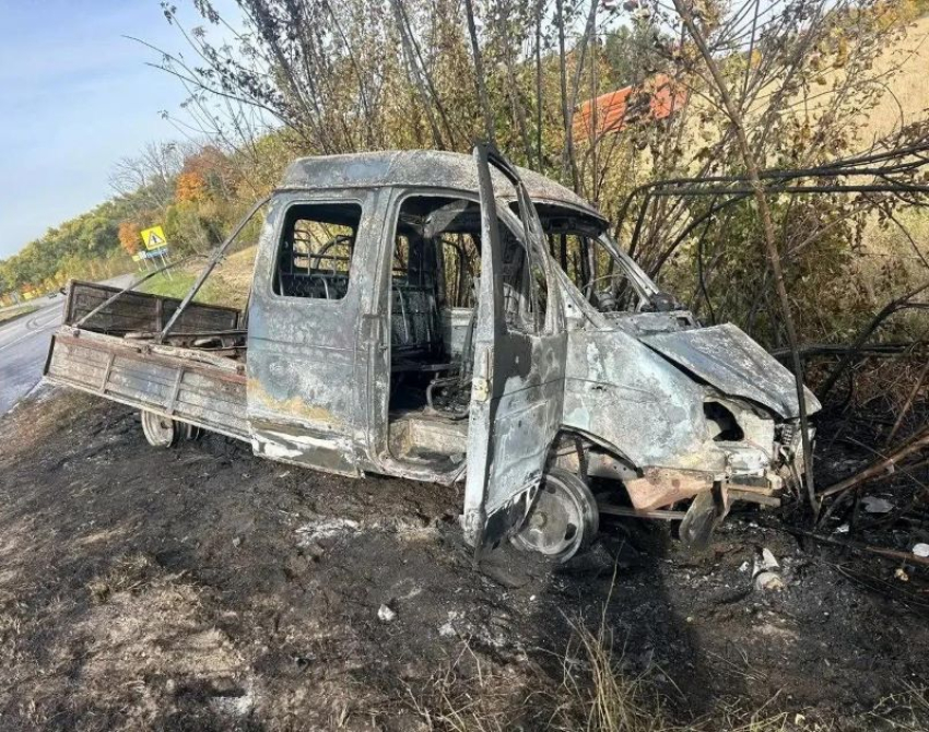 Газель сгорела после столкновения с КамАЗом в Воронежской области