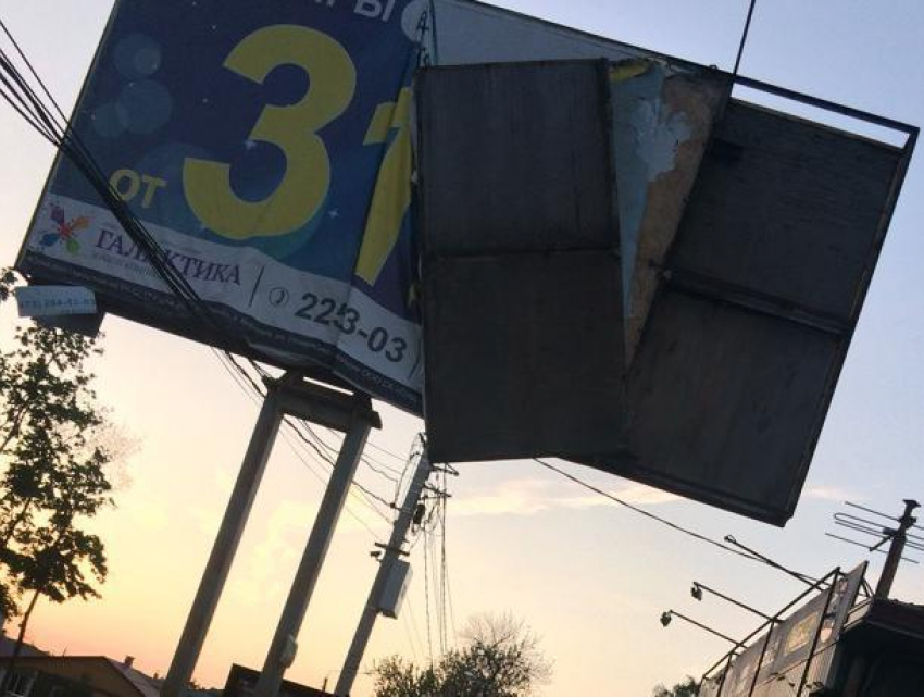 Сломанный билборд угрожает жизням воронежских пешеходов