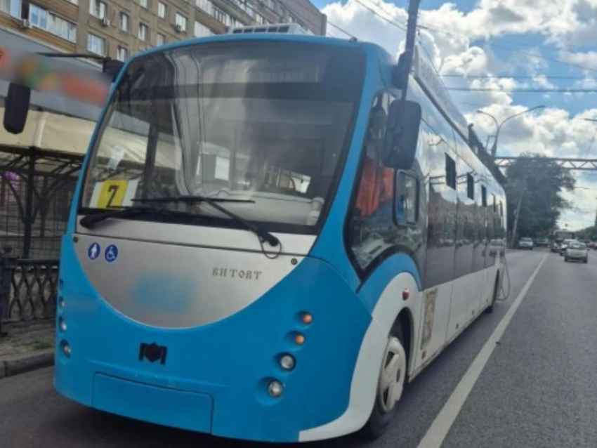 Троллейбус снес женщину на зебре в центре Воронежа