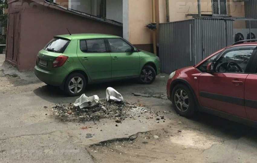 Воронежец сбросил на припаркованные автомобили унитаз