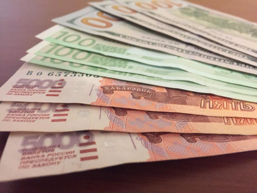 Уборщица вынесла полмиллиона рублей из сейфа своего работодателя в Воронежской области
