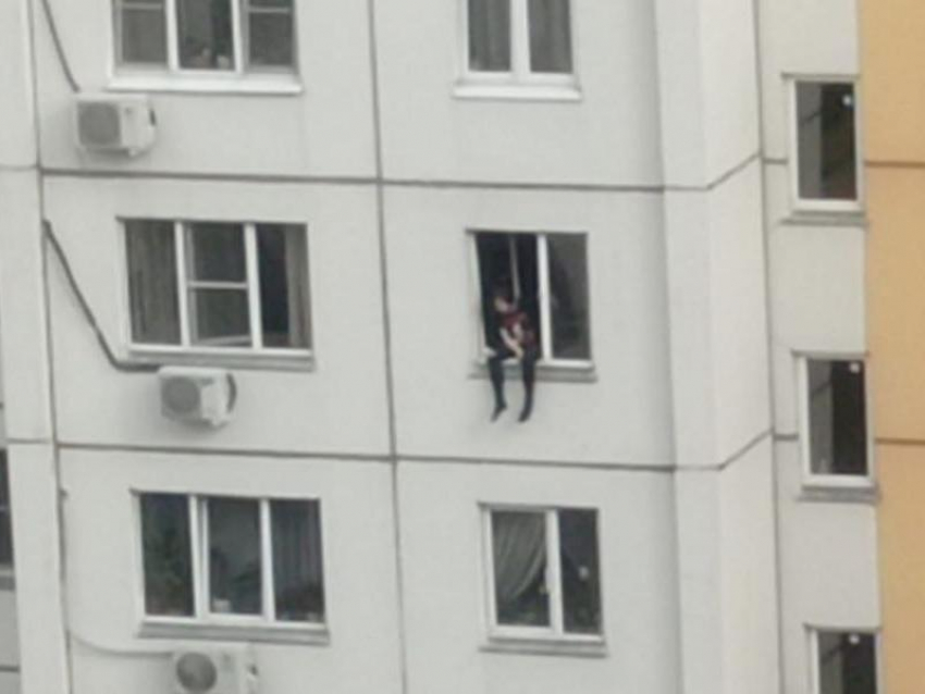 "Куда родители смотрят?» – воронежцев обеспокоил подросток, сидящий на окне многоэтажки