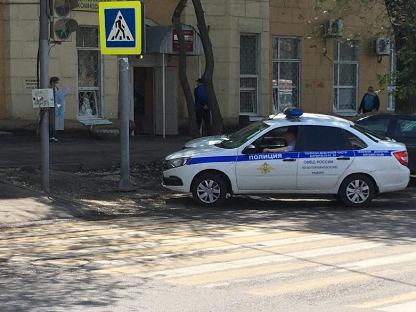 Полицейских пристыдили из-за королевской парковки в Воронеже
