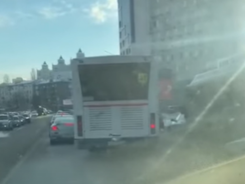 Саботаж выделенки: лавирование маршрутки на дороге сняли в Воронеже