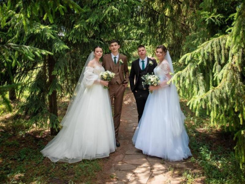 Близняшки сыграли свадьбу в один день в Воронежской области