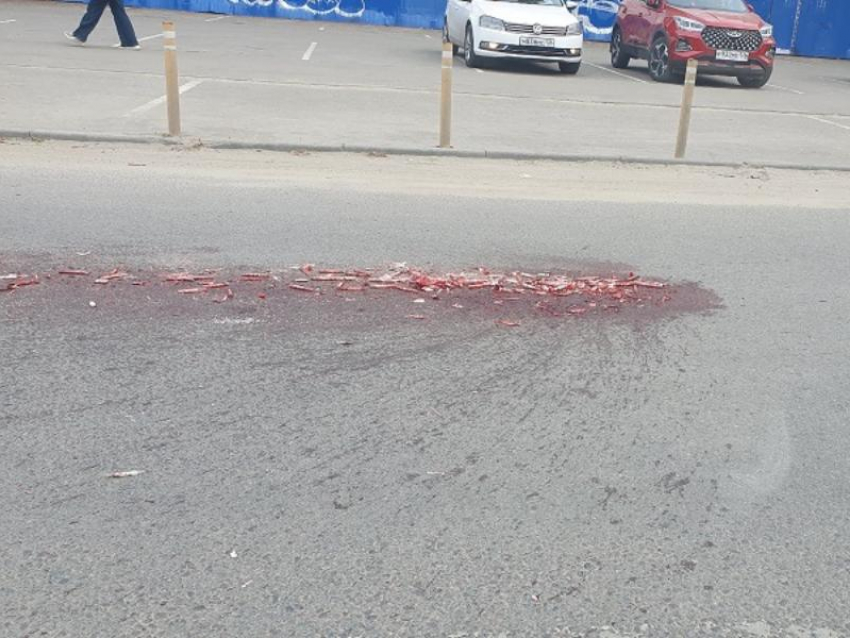 Огромная лужа крови: десятки разбитых пробирок нашли на дороге в Воронеже