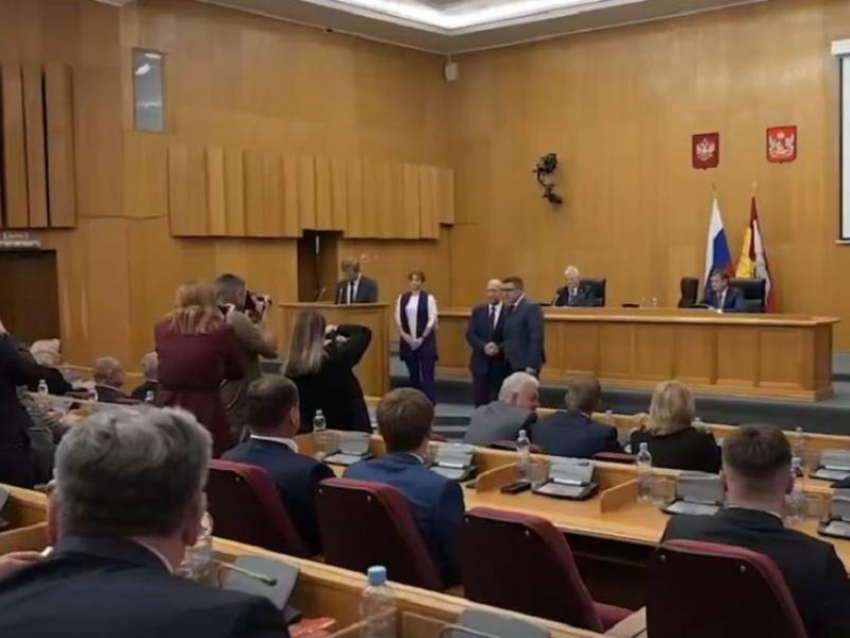 Новый спикер и новый сенатор: первая встреча «свежей» облдумы прошла в Воронеже