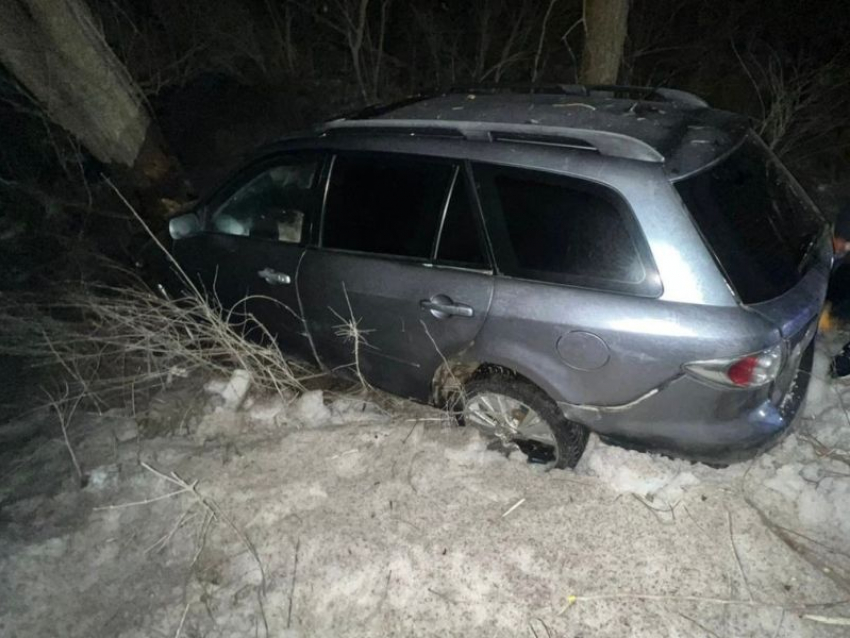 Две девушки попали в больницу после вылета машины в кювет под Воронежем
