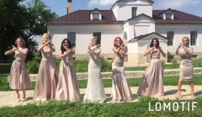 Невеста с подругами спародировали Ольгу Бузову в Воронеже