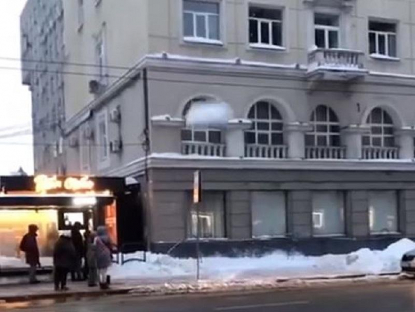 Падающие куски снега с крыши «Единой России» сняли на видео в Воронеже