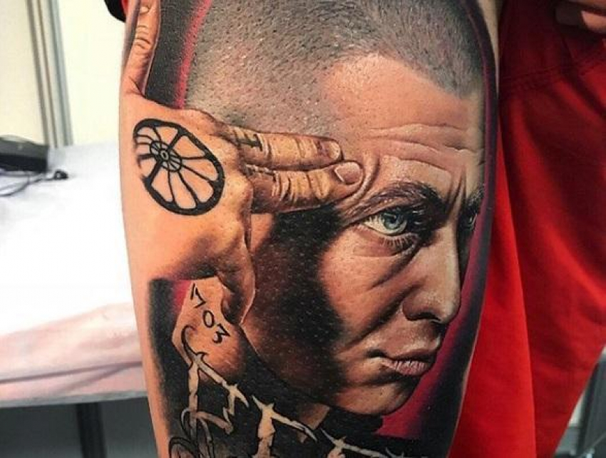 Oxxxymiron прокомментировал сделанную в Воронеже татуировку со своим портретом