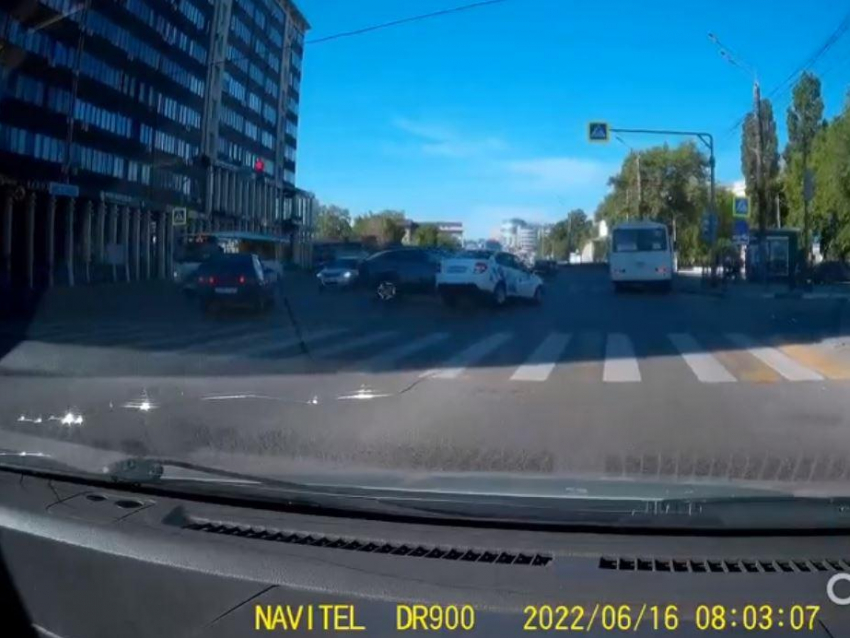 Момент жесткого ДТП из-за проезда на красный попал на видео в Воронеже